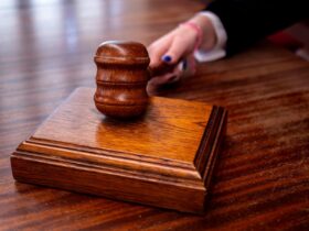 STF rejeita recurso e mantém TST: shopping deve criar local para amamentação Close-up of a wooden judge's gavel on a desk in a courtroom, symbolizing justice.
