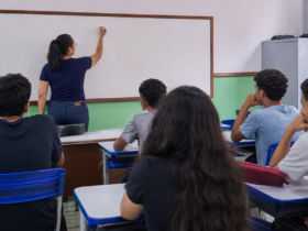 Justiça manda INSS implantar aposentadoria de professora em 30 dias aposentadoria de professora com contratos temporários