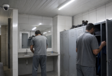 TST condena JBS a indenizar operador por câmeras em vestiário câmeras em vestiário violam intimidade indenização R$ 15 mil TST