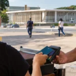 Cartão por aproximação, high court, scales of justice — Cartão usado por aproximação sem autorização: o banco deve devolver o dinheiro?