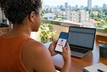 Conta bloqueada, tax law, scales of justice — Banco bloqueou sua conta sem aviso: quando isso é permitido e como desbloquear?