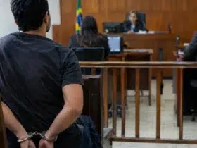 Banco pode encerrar sua conta digital sem autorização ou explicação? Conta digital, handcuffs, courtroom — Banco pode encerrar sua conta digital sem autorização ou explicação?