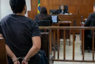 Conta digital, handcuffs, courtroom — Banco pode encerrar sua conta digital sem autorização ou explicação?