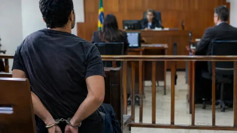 Conta digital, handcuffs, courtroom — Banco pode encerrar sua conta digital sem autorização ou explicação?