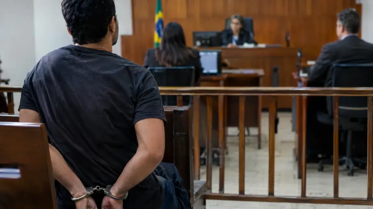 Banco pode encerrar sua conta digital sem autorização ou explicação? Conta digital, handcuffs, courtroom — Banco pode encerrar sua conta digital sem autorização ou explicação?