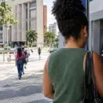 Desconto no salário, labor court, legal documents — Banco pode descontar dívida do salário depositado em conta? Entenda os limites