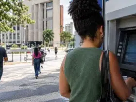 Banco pode descontar dívida do salário depositado em conta? Entenda os limites Desconto no salário, labor court, legal documents — Banco pode descontar dívida do salário depositado em conta? Entenda os limites