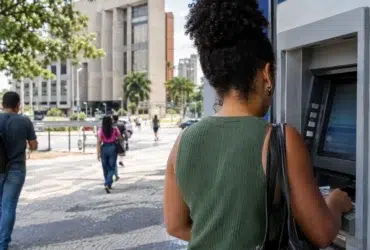 Desconto no salário, labor court, legal documents — Banco pode descontar dívida do salário depositado em conta? Entenda os limites
