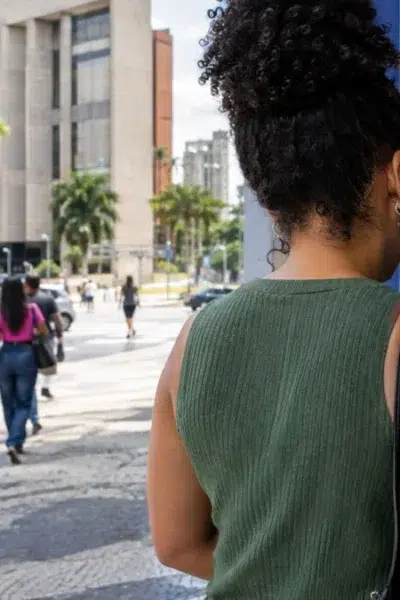 Desconto no salário, labor court, legal documents — Banco pode descontar dívida do salário depositado em conta? Entenda os limites