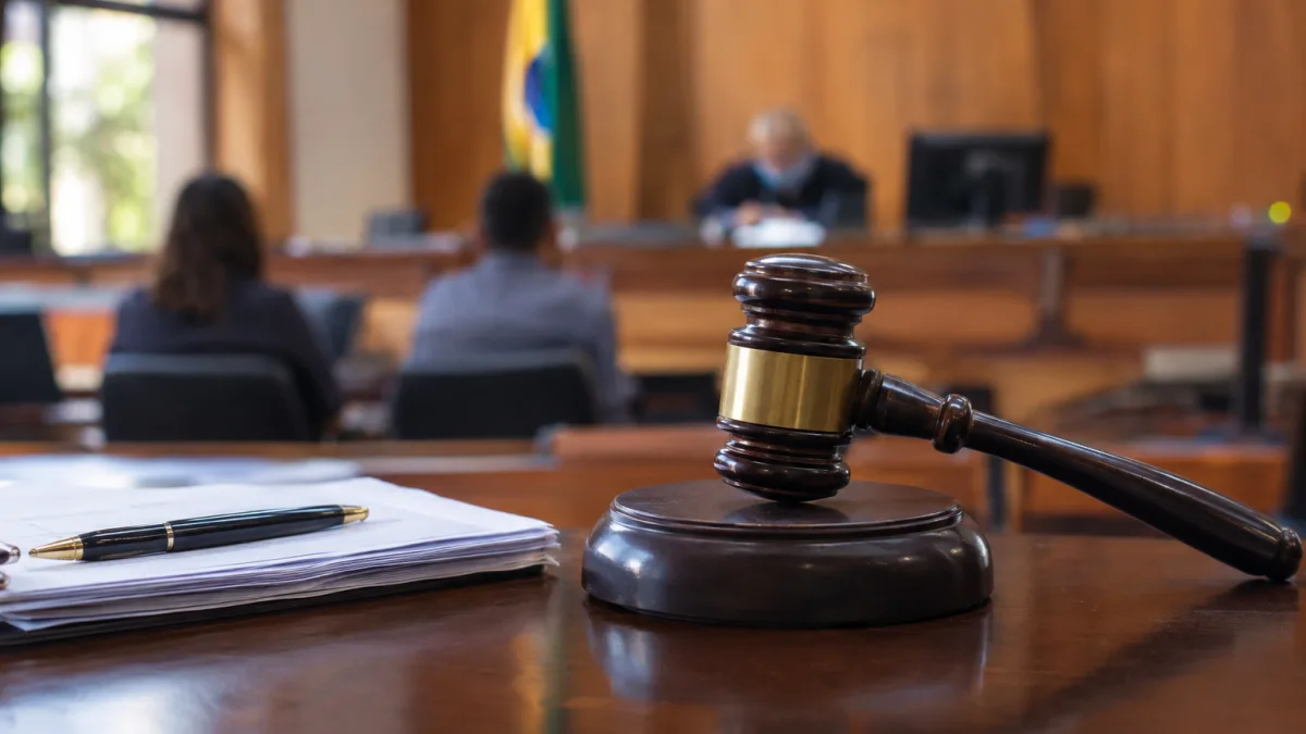 Banco cobrou valor indevido: quando o consumidor recebe a devolução em dobro? Devolução em dobro, high court, judge gavel — Banco cobrou valor indevido: quando o consumidor recebe a devolução em dobro?