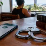 Pix errado, handcuffs, law books — Fez um Pix para a pessoa errada? Saiba quando é possível recuperar o dinheiro
