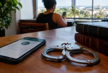 Pix errado, handcuffs, law books — Fez um Pix para a pessoa errada? Saiba quando é possível recuperar o dinheiro
