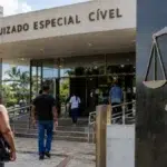 Processar banco, consumer rights, scales of justice — Como processar um banco no Juizado Especial e quando é possível agir sem advogad