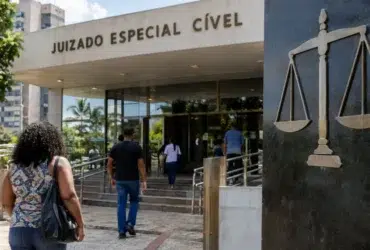 Processar banco, consumer rights, scales of justice — Como processar um banco no Juizado Especial e quando é possível agir sem advogad