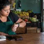 Cena documental de consumidor brasileiro relacionada a por que o banco impede um pix mesmo quando há saldo na conta, explicação do SmartJur