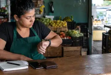 Cena documental de consumidor brasileiro relacionada a por que o banco impede um pix mesmo quando há saldo na conta, explicação do SmartJur