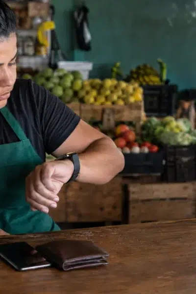 Cena documental de consumidor brasileiro relacionada a por que o banco impede um pix mesmo quando há saldo na conta, explicação do SmartJur