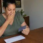 Cena documental de consumidor brasileiro relacionada a o banco pode enviar cartão de crédito que o consumidor nunca pediu, explicação do SmartJur