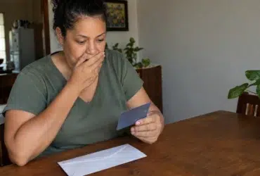 Cena documental de consumidor brasileiro relacionada a o banco pode enviar cartão de crédito que o consumidor nunca pediu, explicação do SmartJur
