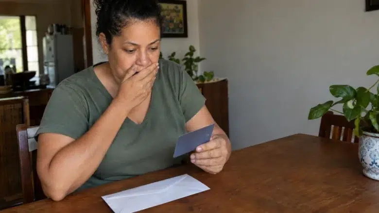 Cena documental de consumidor brasileiro relacionada a o banco pode enviar cartão de crédito que o consumidor nunca pediu, explicação do SmartJur