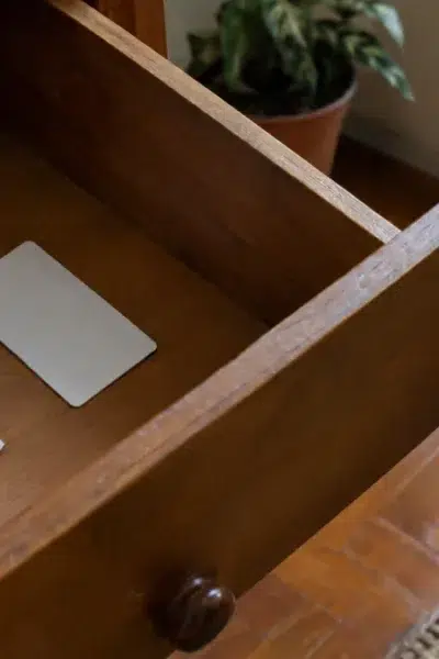 Cena documental de consumidor brasileiro relacionada a pode cobrar anuidade de um cartão de crédito que nunca foi desbloqueado, explicação do SmartJur