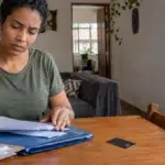 Cena documental de consumidor brasileiro relacionada a posso cancelar um cartão de crédito mesmo com compras parceladas em aberto, explicação do SmartJur
