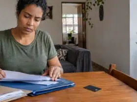 Posso cancelar um cartão de crédito mesmo com compras parceladas em aberto? Cena documental de consumidor brasileiro relacionada a posso cancelar um cartão de crédito mesmo com compras parceladas em aberto, explicação do SmartJur