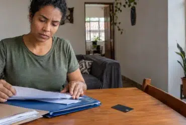Cena documental de consumidor brasileiro relacionada a posso cancelar um cartão de crédito mesmo com compras parceladas em aberto, explicação do SmartJur