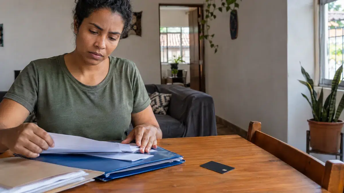 Posso cancelar um cartão de crédito mesmo com compras parceladas em aberto? Cena documental de consumidor brasileiro relacionada a posso cancelar um cartão de crédito mesmo com compras parceladas em aberto, explicação do SmartJur