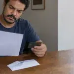 Cena documental de consumidor brasileiro relacionada a o banco precisa avisar antes de cobrar a anuidade do cartão, explicação do SmartJur