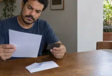 Cena documental de consumidor brasileiro relacionada a o banco precisa avisar antes de cobrar a anuidade do cartão, explicação do SmartJur