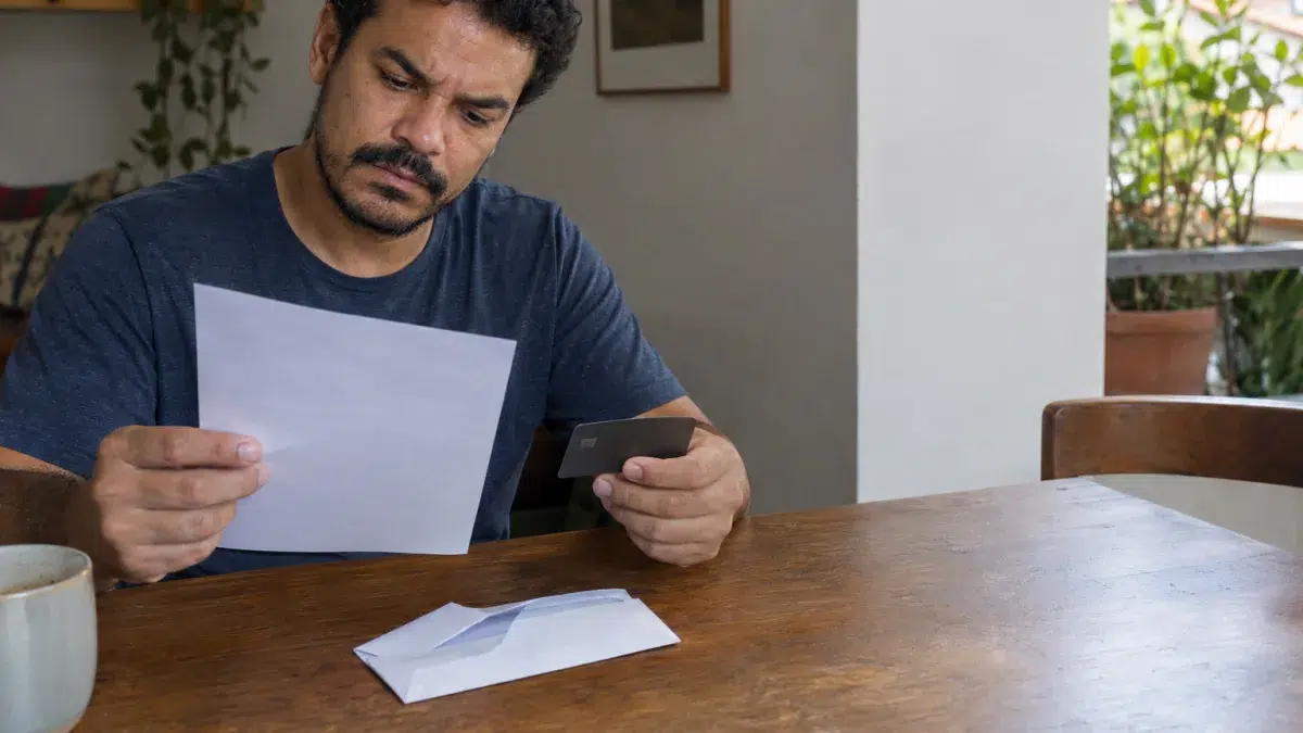 O banco precisa avisar antes de cobrar a anuidade do cartão? Cena documental de consumidor brasileiro relacionada a o banco precisa avisar antes de cobrar a anuidade do cartão, explicação do SmartJur