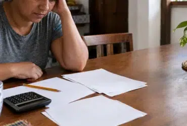 Cena documental de consumidor brasileiro relacionada a o que acontece com a dívida quando você paga apenas o mínimo do cartão, explicação do SmartJur
