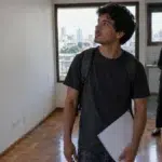 Cena ilustrativa de protesto por curso em situação de consumo envolvendo dívidas e direitos