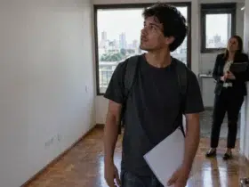 Cena ilustrativa de protesto por curso em situação de consumo envolvendo dívidas e direitos