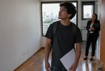 Cena ilustrativa de protesto por curso em situação de consumo envolvendo dívidas e direitos