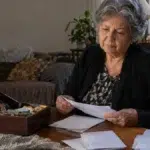 Cena ilustrativa de cartão de crédito falecido em situação de consumo envolvendo dívidas e direitos