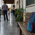 Cena ilustrativa de mensalidade escolar atrasada em situação de consumo envolvendo dívidas e direitos
