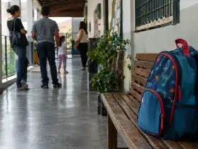 Cena ilustrativa de mensalidade escolar atrasada em situação de consumo envolvendo dívidas e direitos