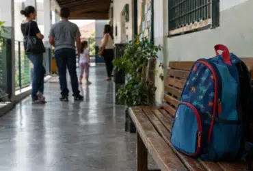 Cena ilustrativa de mensalidade escolar atrasada em situação de consumo envolvendo dívidas e direitos