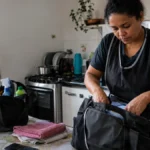 Cena ilustrativa de renda de diarista bloqueada em situação de consumo envolvendo dívidas e direitos