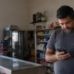 Cena ilustrativa de dívida exposta na internet em situação de consumo envolvendo dívidas e direitos