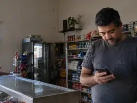 Comerciante descobre postagem expondo sua dívida a clientes após atrasar pagamento: cobrar nas redes sociais é permitido? Cena ilustrativa de dívida exposta na internet em situação de consumo envolvendo dívidas e direitos
