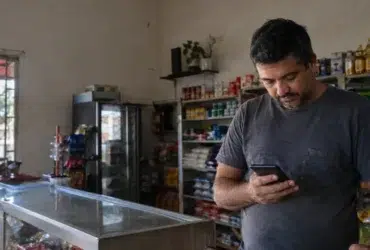 Cena ilustrativa de dívida exposta na internet em situação de consumo envolvendo dívidas e direitos